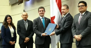 Ministro encargado de la Cancillería presentando documentos ante el pleno de la Asamblea Nacional de Panamá.