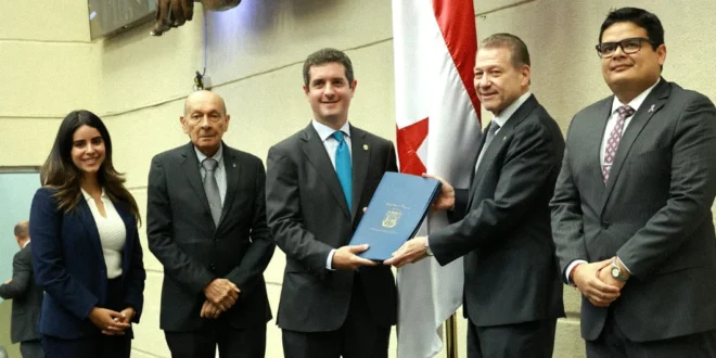 Ministro encargado de la Cancillería presentando documentos ante el pleno de la Asamblea Nacional de Panamá.