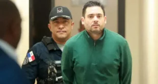 José Gabriel Carrizo saliendo de una audiencia judicial en Panamá