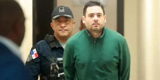 José Gabriel Carrizo saliendo de una audiencia judicial en Panamá