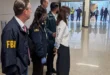Agentes del FBI escoltando a Wanying Zhang en el Aeropuerto Internacional de Los Ángeles