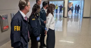 Agentes del FBI escoltando a Wanying Zhang en el Aeropuerto Internacional de Los Ángeles