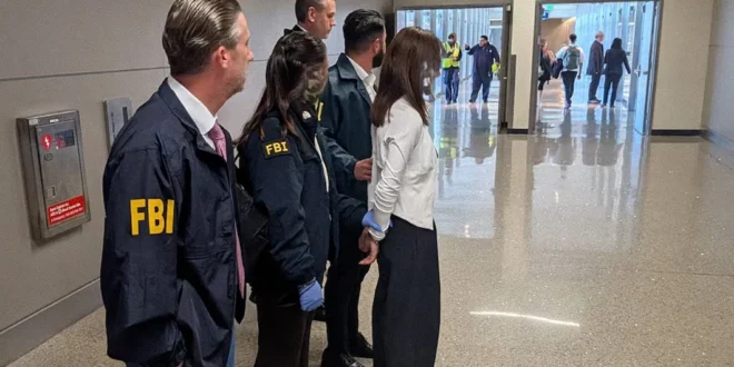 Agentes del FBI escoltando a Wanying Zhang en el Aeropuerto Internacional de Los Ángeles