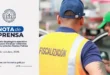 Inspectores de la Contraloría revisando vehículos oficiales en un operativo de control.