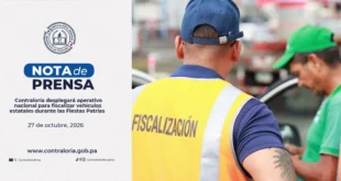 Inspectores de la Contraloría revisando vehículos oficiales en un operativo de control.