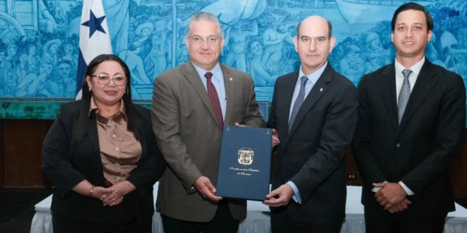 Firma del convenio interinstitucional en el Palacio de Las Garzas
