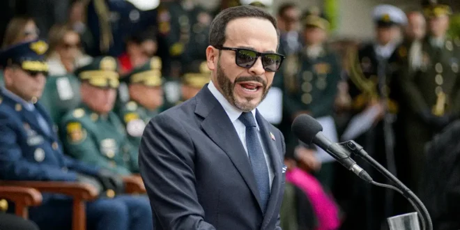 Abelardo de la Espriella durante un discurso en el Centro de Liderazgo Valiente.