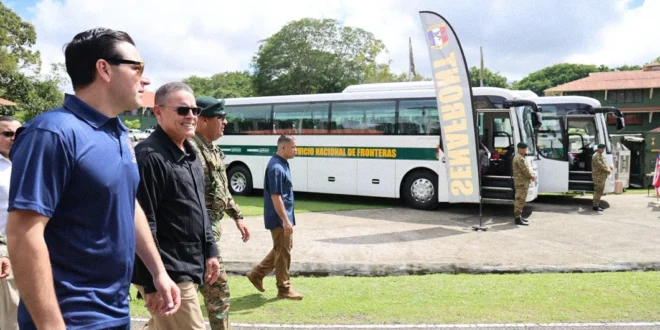 Entrega oficial de autobuses de Estados Unidos a SENAFRONT en Panamá