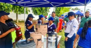 Personal de Hombres de Blanco distribuyendo raciones de alimentos y asistencia en el Hospital Aquilino Tejeira tras el sismo