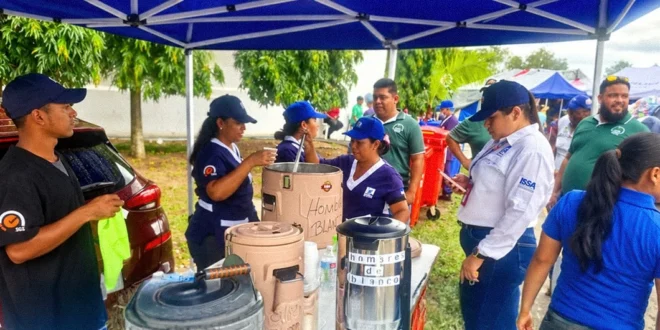 Personal de Hombres de Blanco distribuyendo raciones de alimentos y asistencia en el Hospital Aquilino Tejeira tras el sismo