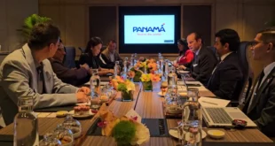 Canciller Javier Martínez-Acha en reunión oficial con empresarios e inversionistas en Singapur
