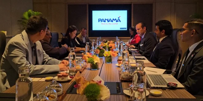 Canciller Javier Martínez-Acha en reunión oficial con empresarios e inversionistas en Singapur