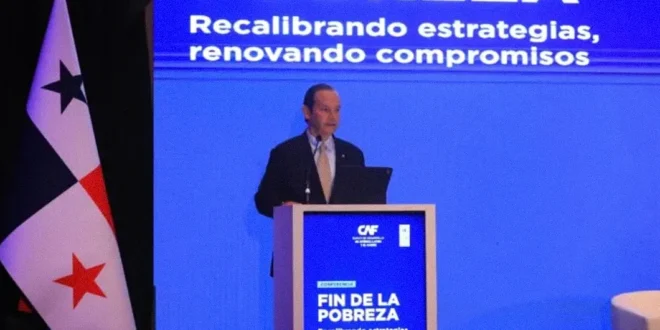 Javier Martínez participando en la conferencia regional de CAF y PNUD