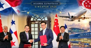 José Ruiz Blanco firmando acuerdo con SATS en Singapur