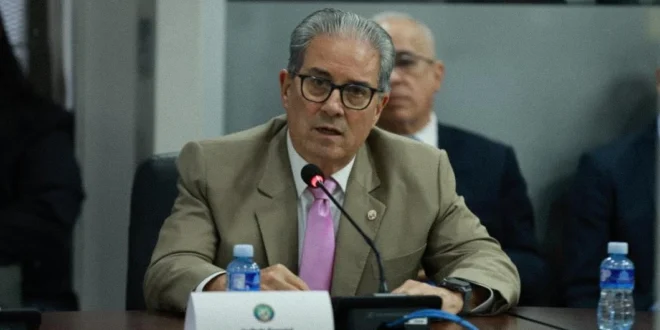 Ministro de Salud sustentando presupuesto ante la Asamblea Nacional