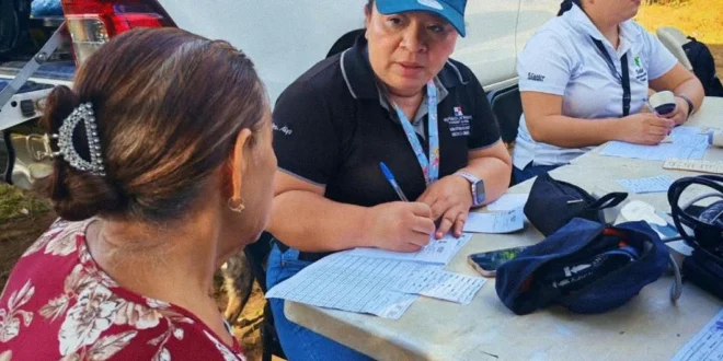 Personal de salud del Minsa atendiendo a familias afectadas por el sismo en comunidades de Veraguas