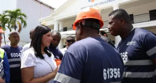 Ministra de Trabajo de Panamá durante inspección en puertos