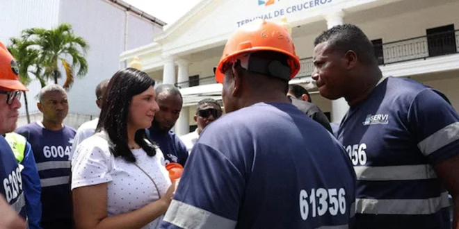 Ministra de Trabajo de Panamá durante inspección en puertos