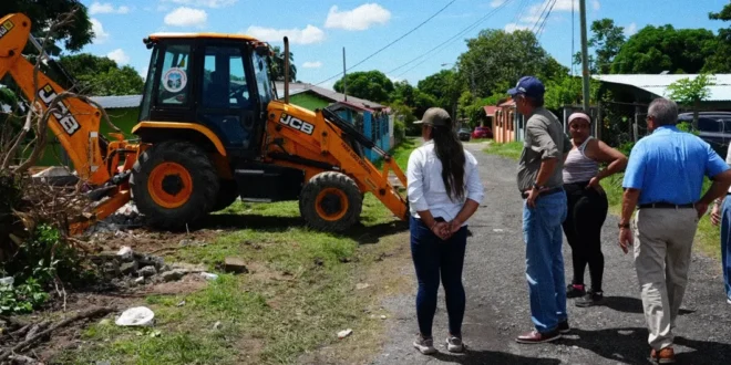 Ministro del Miviot inspeccionando terrenos en Chigoré, Penonomé