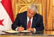 El presidente José Raúl Mulino durante la firma de documentos oficiales en Panamá.
