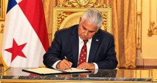 El presidente José Raúl Mulino durante la firma de documentos oficiales en Panamá.