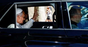 El papa León XIV llegando al Hospital Gemelli en Roma para su intervención quirúrgica.