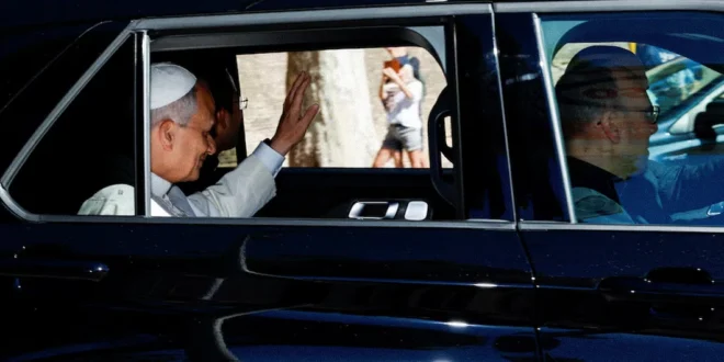 El papa León XIV llegando al Hospital Gemelli en Roma para su intervención quirúrgica.