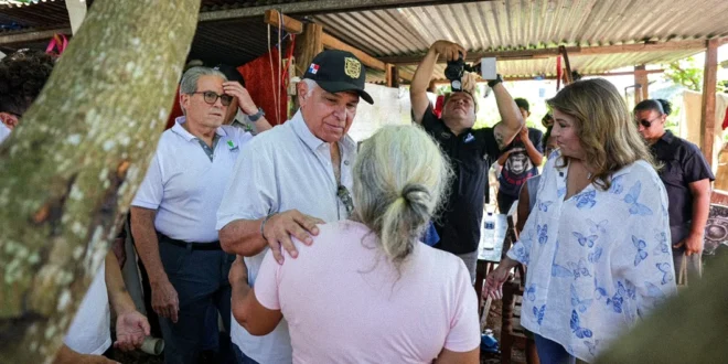 El presidente José Raúl Mulino durante su recorrido por las zonas afectadas en Veraguas.