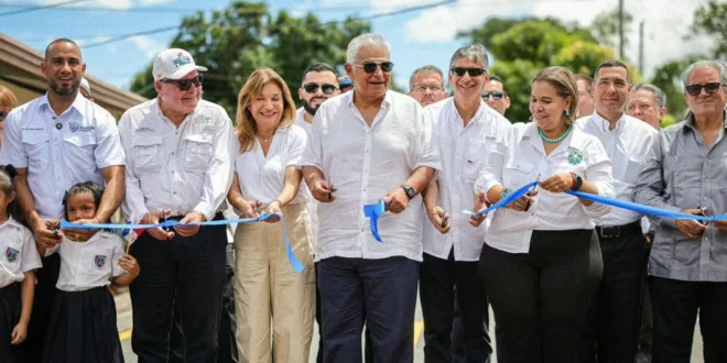 Presidente José Raúl Mulino inaugurando la carretera Alto Boquete Caldera en Chiriquí
