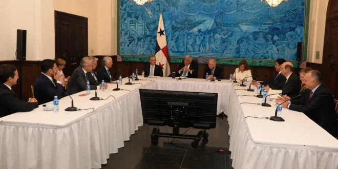 El presidente José Raúl Mulino durante el encuentro con directores ejecutivos internacionales en Panamá.