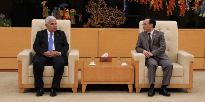 El presidente José Raúl Mulino durante su llegada oficial a Hanoi, Vietnam.
