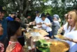 El presidente José Raúl Mulino conversando con familias damnificadas en Carrizal de Soná.