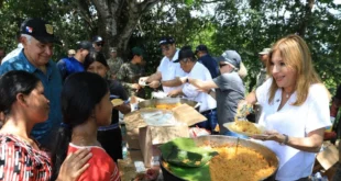 El presidente José Raúl Mulino conversando con familias damnificadas en Carrizal de Soná.