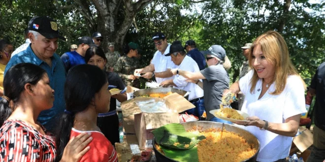 El presidente José Raúl Mulino conversando con familias damnificadas en Carrizal de Soná.