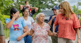 Primera dama Maricel de Mulino conversando con familias damnificadas en Los Santos