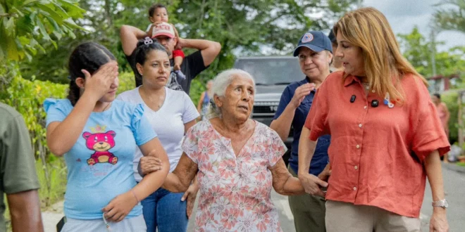 Primera dama Maricel de Mulino conversando con familias damnificadas en Los Santos