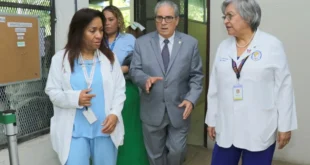 Ministro de Salud inspeccionando las obras en el Instituto Nacional de Salud Mental