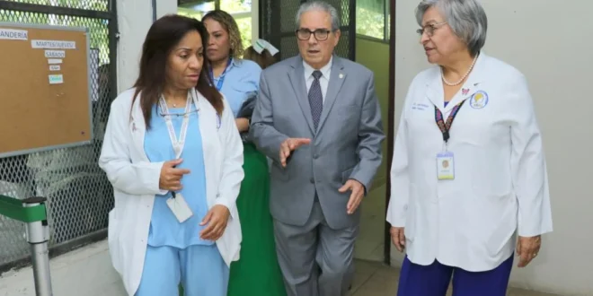 Ministro de Salud inspeccionando las obras en el Instituto Nacional de Salud Mental
