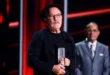 Rubén Blades sosteniendo el Premio Ícono en la gala de los Premios Billboard de la Música Latina 2026 en Miami.