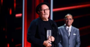 Rubén Blades sosteniendo el Premio Ícono en la gala de los Premios Billboard de la Música Latina 2026 en Miami.