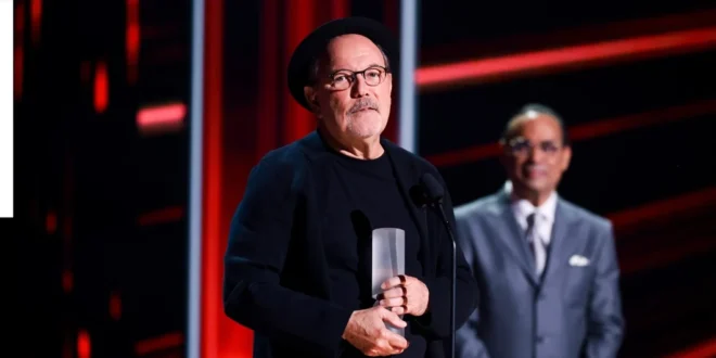 Rubén Blades sosteniendo el Premio Ícono en la gala de los Premios Billboard de la Música Latina 2026 en Miami.