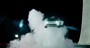 Vehículo deportivo Tesla Roadster exhibido en las instalaciones de pruebas de SpaceX.