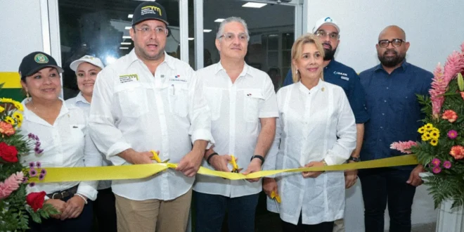 Ministro Juan Carlos Orillac inaugurando la Tienda del Pueblo en Changuinola, Bocas del Toro.