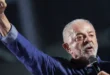 Luiz Inácio Lula da Silva saludando tras su victoria electoral en Brasil.