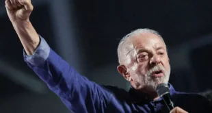 Luiz Inácio Lula da Silva saludando tras su victoria electoral en Brasil.
