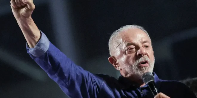 Luiz Inácio Lula da Silva saludando tras su victoria electoral en Brasil.