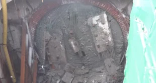 Tuneladora Panamá emergiendo en la estación de Albrook tras cruzar el Canal de Panamá